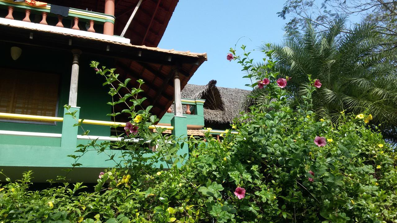 Green'S Guest House Auroville Exterior photo