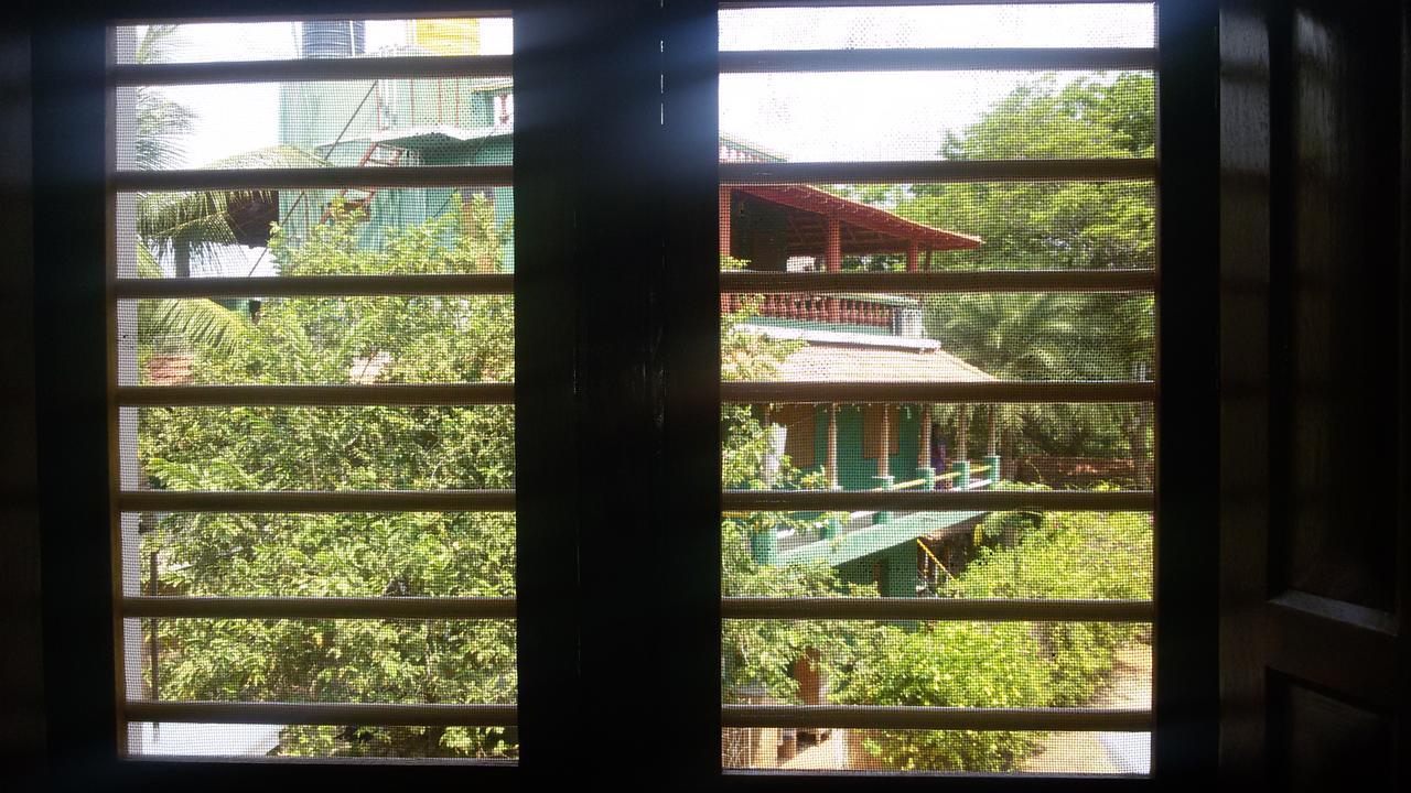 Green'S Guest House Auroville Exterior photo